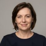 Портрет уверенного российского бизнесмена на нейтральном фоне для компании по выкупу битых авто